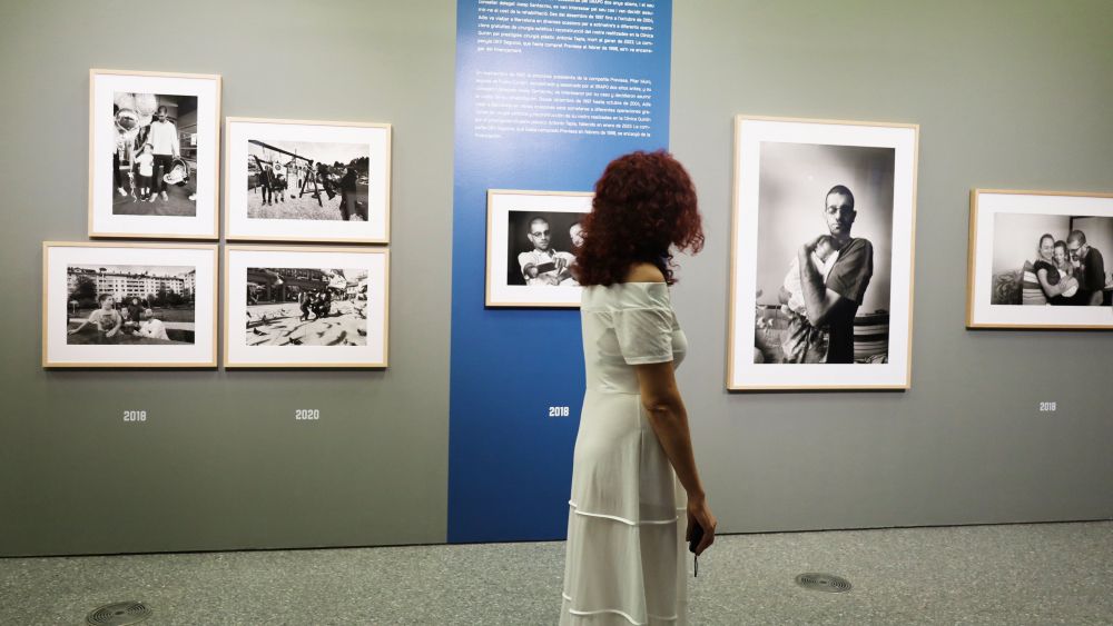 Una visitant de l'exposició de Gervasio Sánchez en el MuVIM