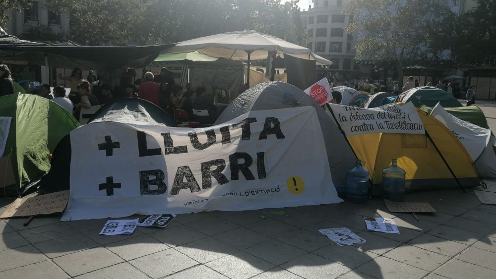 Acampada a favor del derecho a la vivienda en la Plaza del Ayuntamiento de València