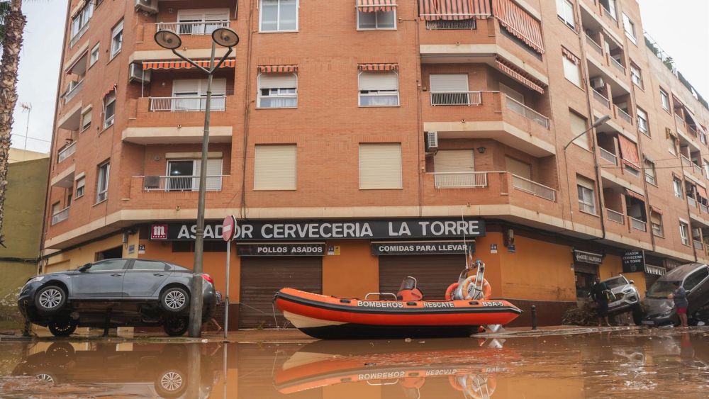 Llanxa de l'equip de bombers en el barri de la Torre - Jorge Gil - Europa Press