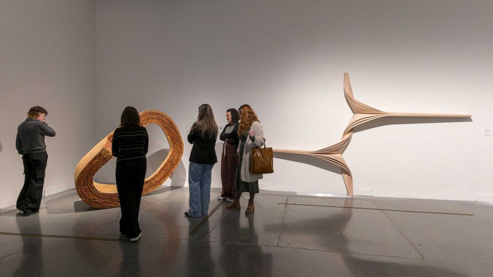 Visitantes observando dos obras de la exposición «Arte y naturaleza. Un siglo de biomorfismo» (Vicente A.Jiménez)