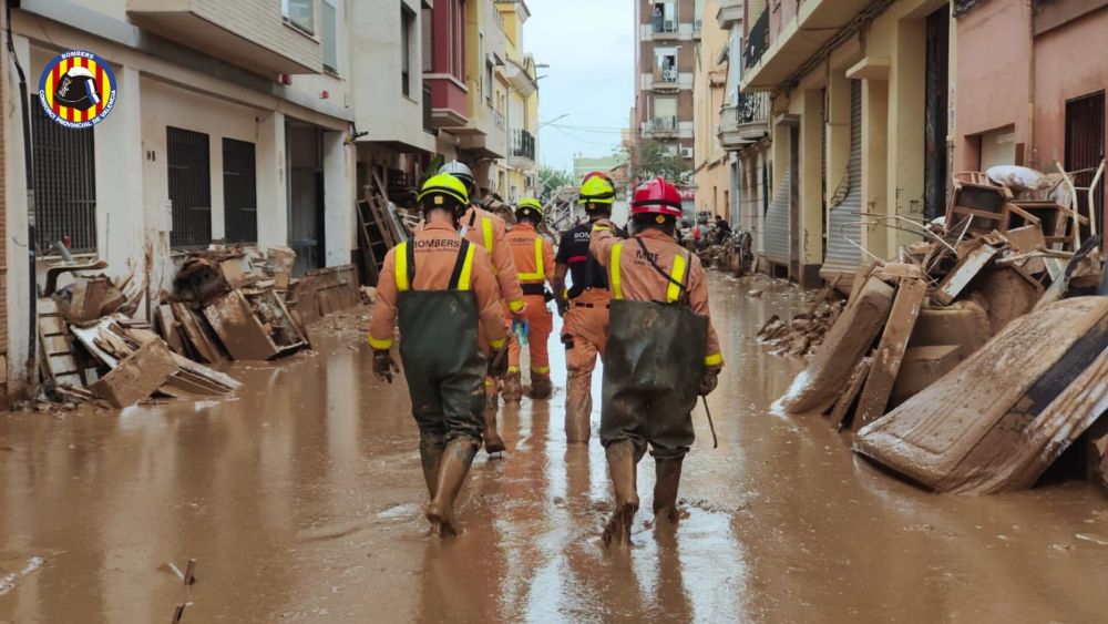 Bomberos durante los primeros días de la DANA