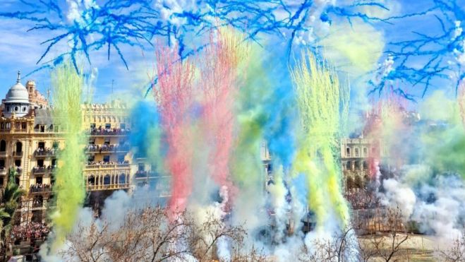 Mascletà en la plaza del Ayuntamiento de València Mascletà en la plaza del Ayuntamiento de València
