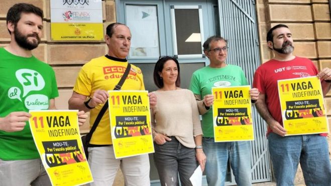Representants de la Plataforma en Defensa de l'Ensenyament amb cartells a favor de la vaga indefinida - STEPV Representants de la Plataforma en Defensa de l'Ensenyament amb cartells a favor de la vaga indefinida - STEPV