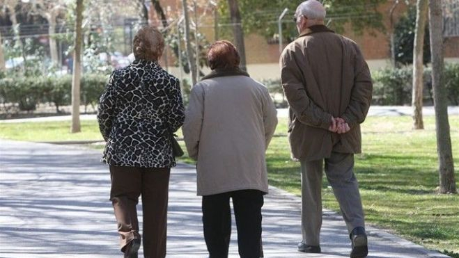 Tres personas mayores paseando