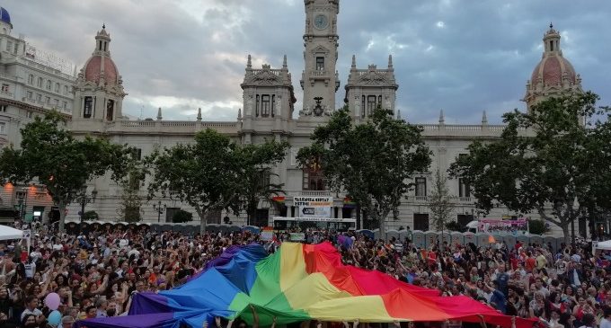 Miles de personas han celebrado este sábado una manifestación en defensa del colectivo LGTBi en...