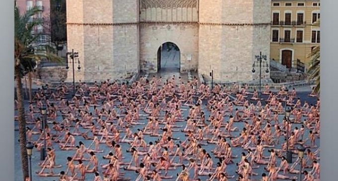 Tunick publica la fotografía que va despullar 1.300