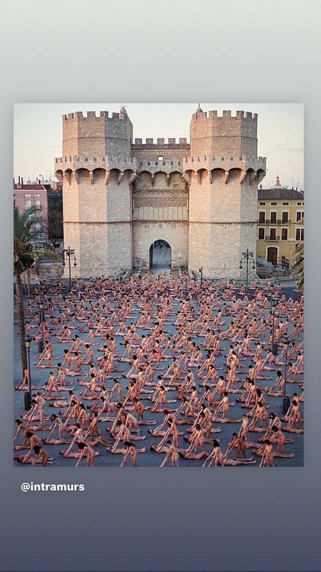 Tunick publica la fotografía que va despullar 1.300