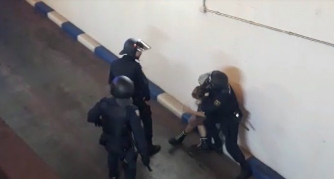 Dos detenidos y dos policías heridos en la manifestación en València contra la condena a los líderes independentistas